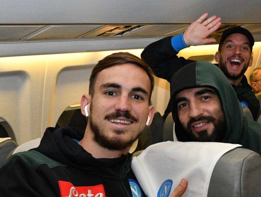 FOTO - Mertens 'rovina' la foto di Fabian e Albiol: "Quando sei un bomber, ma anche un photobomber"