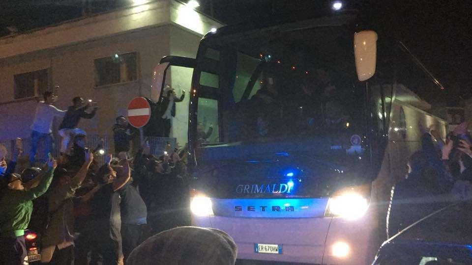 FOTO-VIDEO - Oltre 400 tifosi alla Stazione per il rientro del Napoli: il tributo ad una squadra da favola!