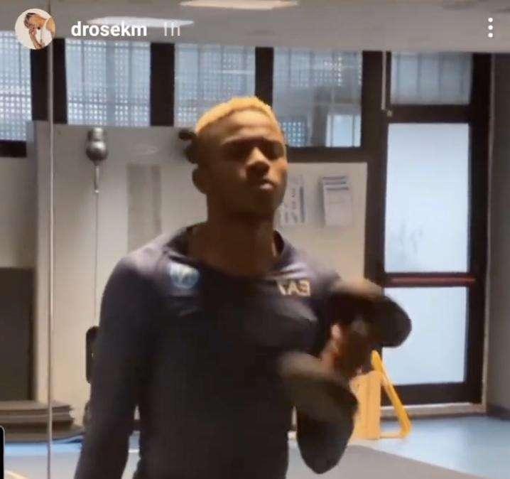 VIDEO - Osimhen si allena e balla, Malcuit con la faccia perplessa