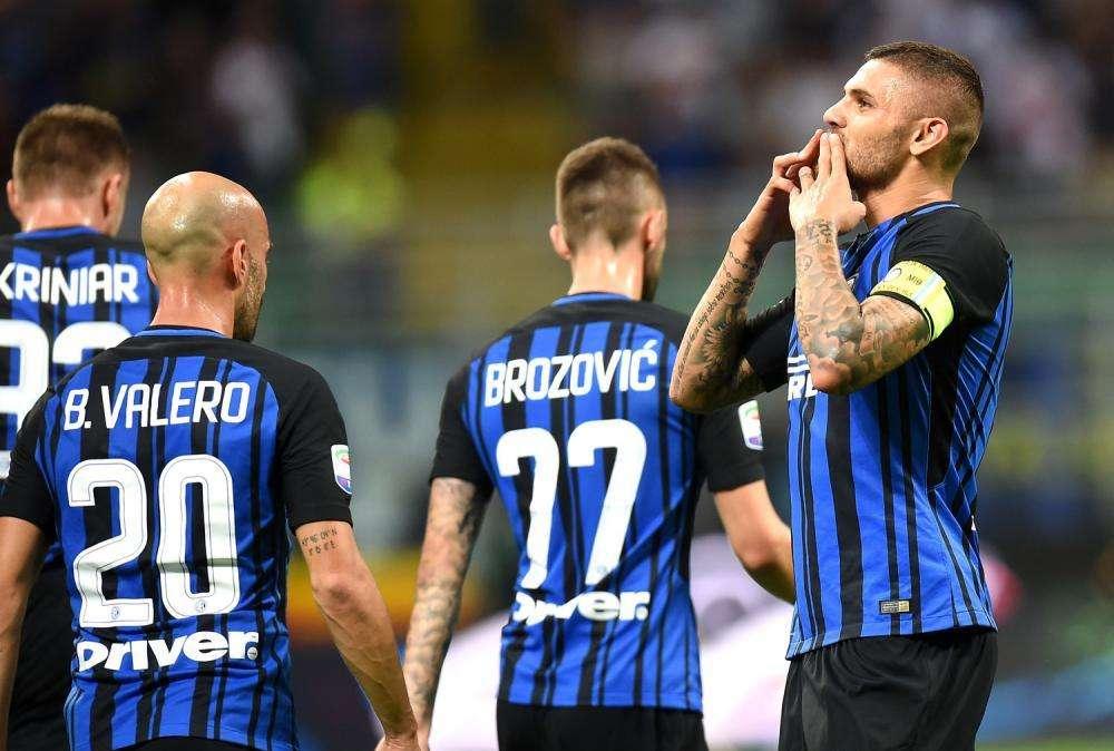 Inter arrivata all'Hotel Excelsior: tanti tifosi nerazzurri, cori ed ovazioni per Icardi e compagni