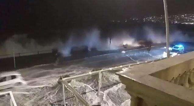 Mareggiata da brividi sul lungomare: chiusa Via Partenope, ristoranti devastati