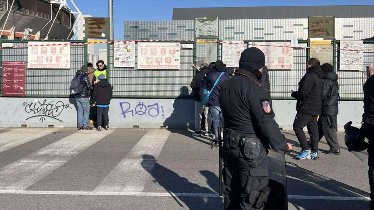 Torino-Napoli, tensione all'esterno del settore ospiti: tanti tifosi ancora fuori