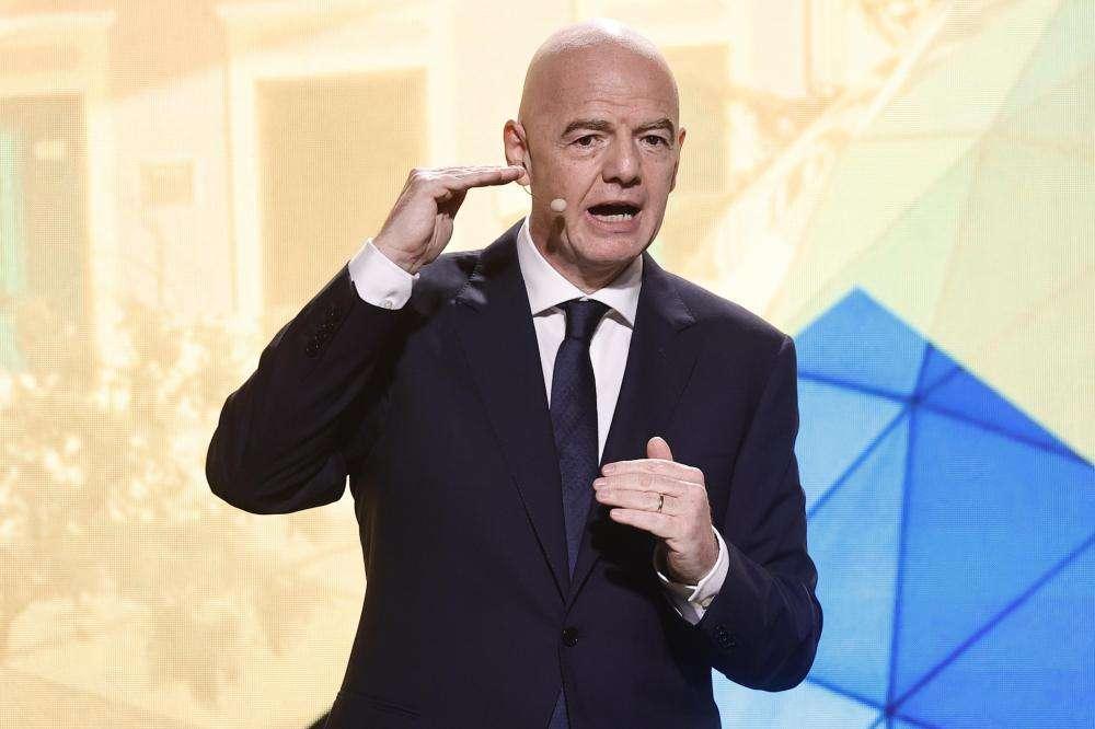 Clamorosa proposta di Infantino: "Calciatori che si coprono la bocca andrebbero squalificati"