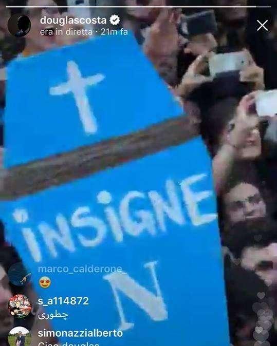 FOTO - Ancora Douglas Costa: zoom su una 'bara' dedicata a Insigne nel corso della festa scudetto