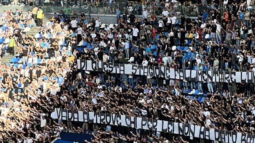 "Vada altrove chi per la maglia non ha dato battaglia!", la Curva A contesta gli azzurri