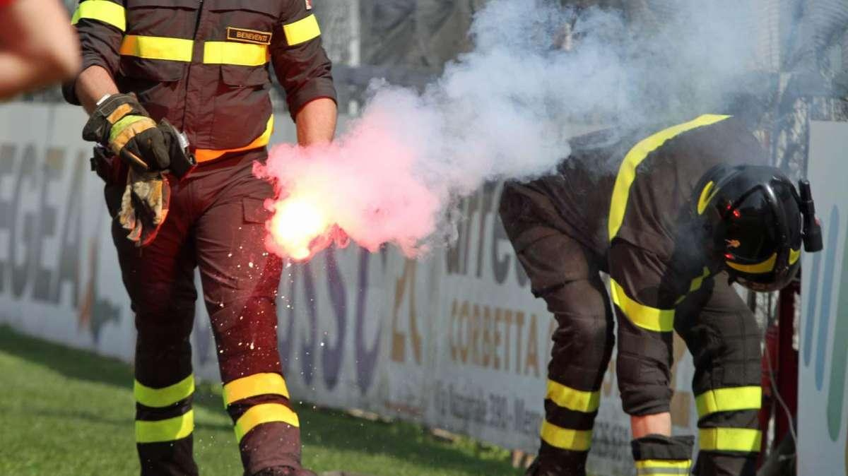 2-2 tra Frosinone e Pescara senza Insigne, gara sospesa per lancio di petardi e torce: due feriti