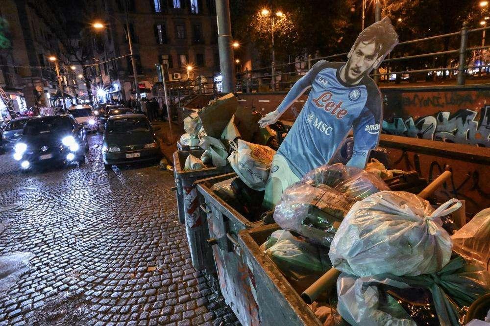 Addio Kvara, l'ira dei tifosi azzurri: il suo cartonato finisce nei rifiuti