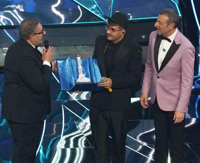Sanremo 2024, Geolier vince la serata cover: brutti fischi del pubblico dell'Ariston