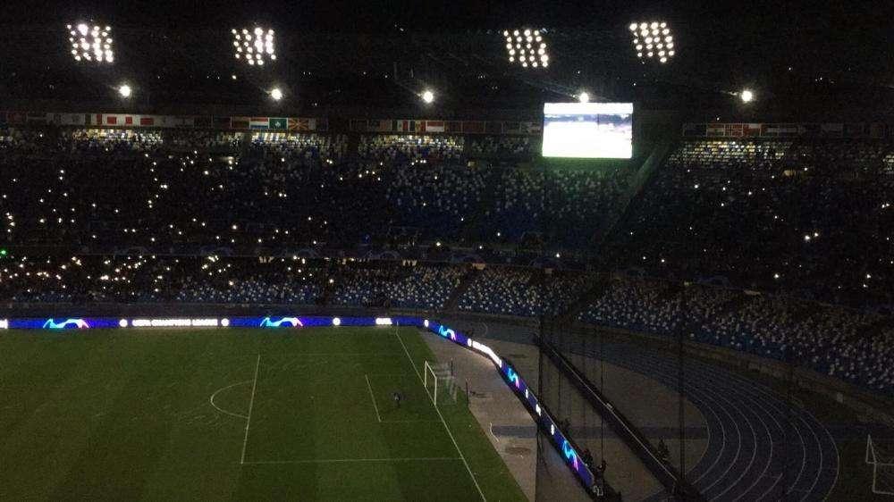 FOTO&VIDEO - Musica e gioco di luci, Hamsik entra sul prato: il San Paolo lo acclama