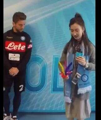 VIDEO – Una tifosa azzurra cinese sfodera dei palleggi che lasciano Mertens di stucco