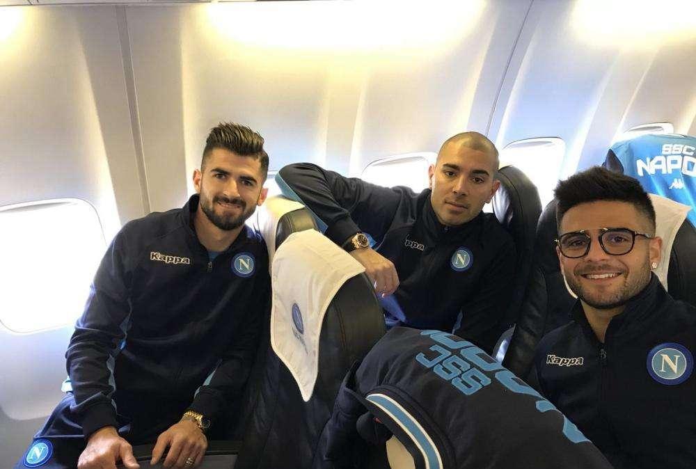 FOTO - Napoli in partenza per la Germania: ecco gli azzurri in aereo con il solito scatto