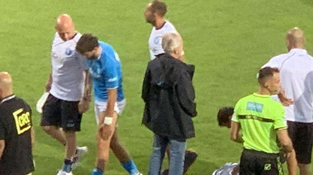FOTO TN - Botta per Kvara: a fine partita lascia il campo toccandosi il ginocchio