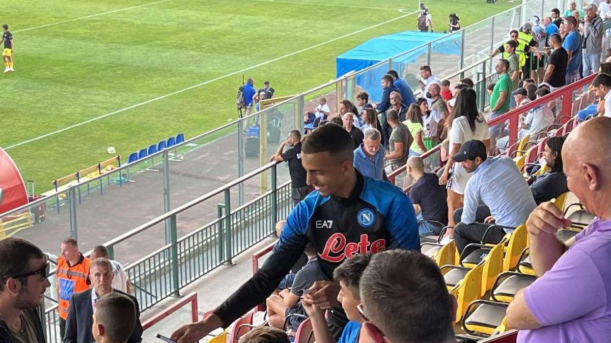 FOTO - Zedadka in tribuna: firma autografi e s'intrattiene con alcuni tifosi