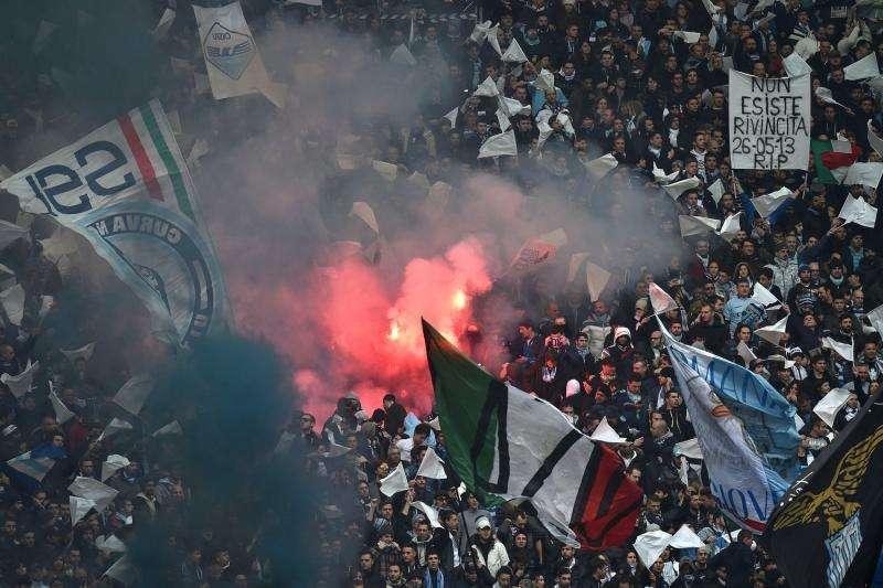 "Vesuvio lavali col fuoco" durante Lazio-Genoa: tifosi biancocelesti zittiti dal rigore per il Grifone