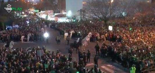 VIDEO - Tifosi del Betis da brividi prima della semifinale di Copa col Valencia, in migliaia hanno accolto i giocatori tra cori e fumogeni