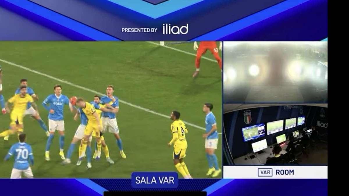 Open VAR - "Non c'è fallo, la prende di mano!", la ricostruzione del rigore di Buongiorno in Napoli-Verona