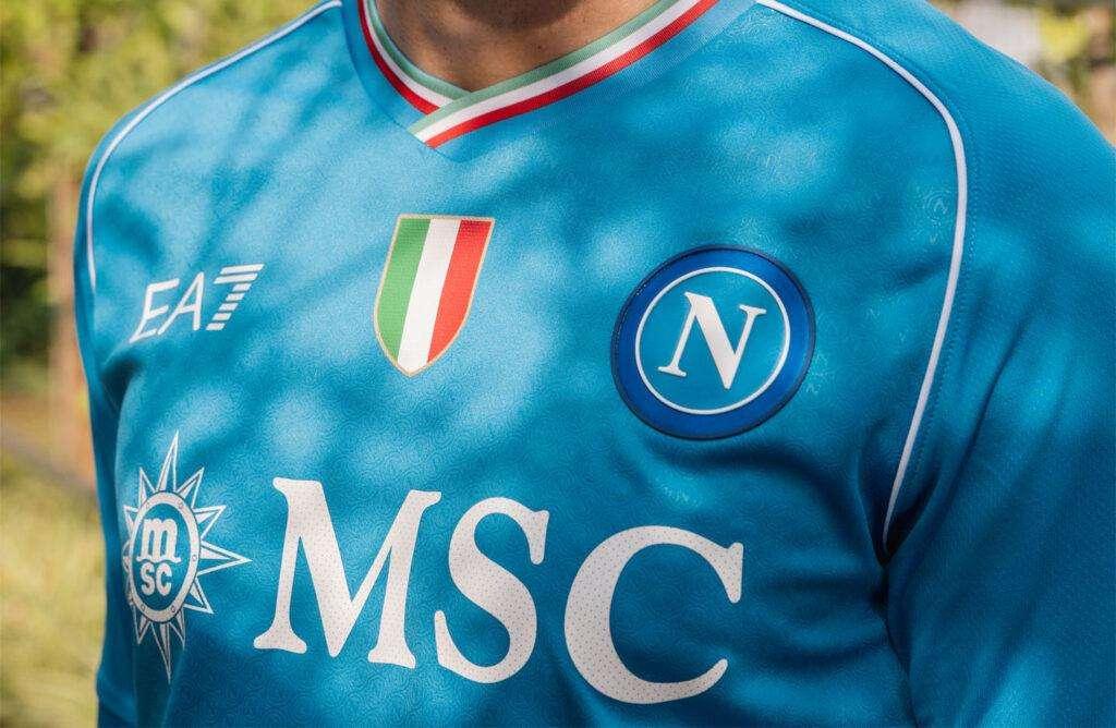 Tifosi entusiasti per la nuova maglia del Napoli: sito 'down' per le troppe richieste