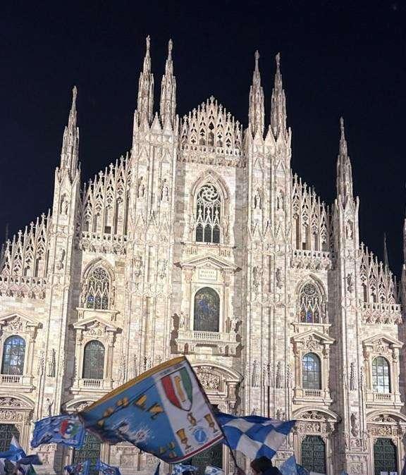 VIDEO - Milano azzurra: invasione al Duomo di napoletani per lo scudetto