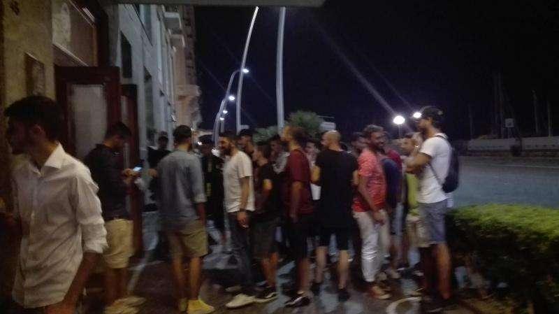 La veglia di Napoli per il Matador: il racconto di una notte di sogni e goliardia, alla ricerca di Cavani 