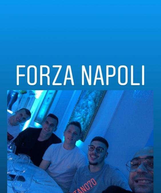 FOTO - Cena Villa D'Angelo, il comico Ciro Giustiniani in compagnia di quattro azzurri
