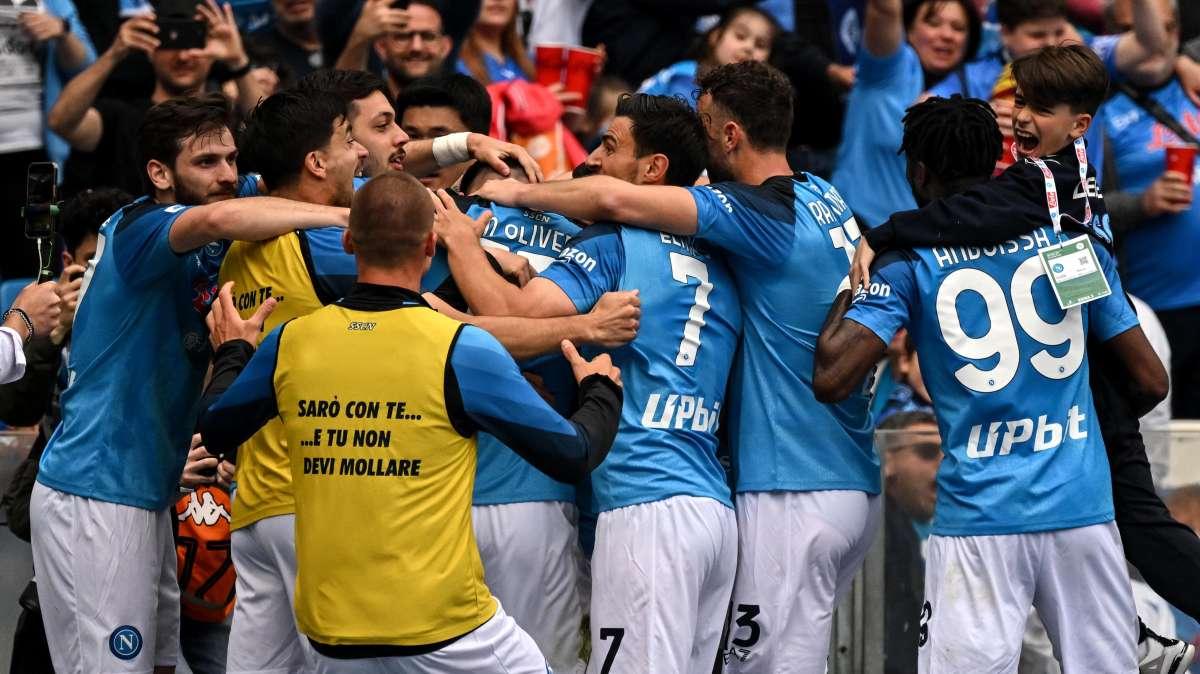 Sky - Nessun rientro in città: il Napoli resterà stanotte a Udine anche in caso di Scudetto