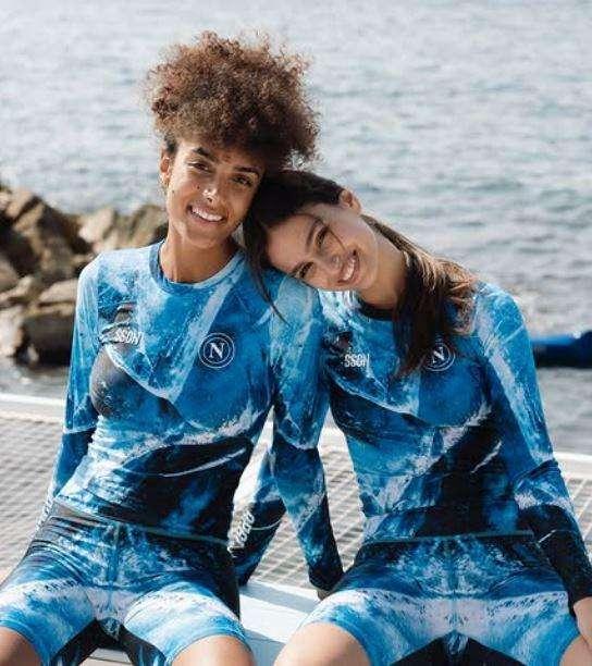 Ecco la Women’s Collection SSCN 25/26: abbigliamento estivo per le tifose azzurre