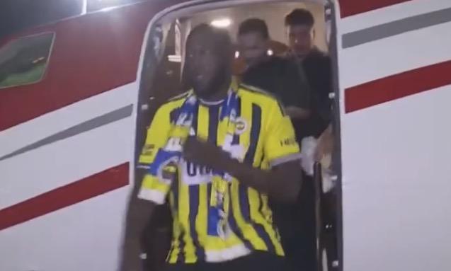 Lukaku sbarca a Istanbul, festa Fenerbahce: "Sono qui per diventare campione!"