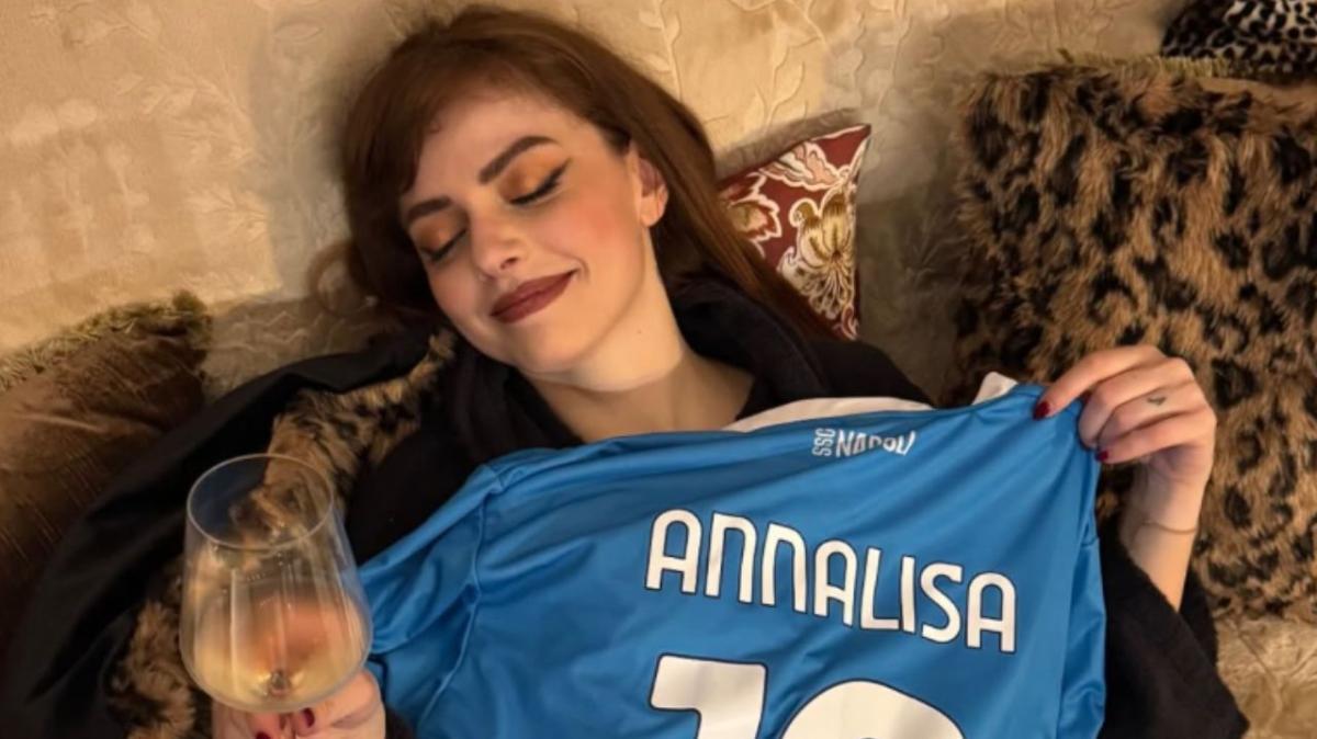 Annalisa, concerto al Palapartenope: il Napoli la omaggia con la maglia numero 10