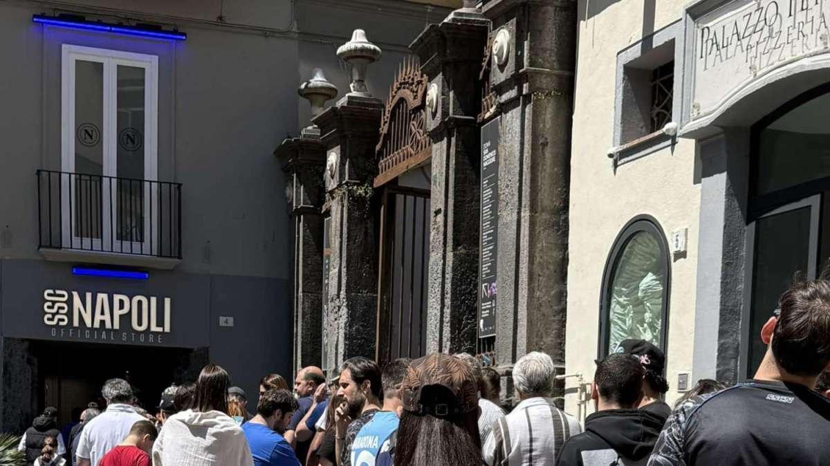 La Scudetto-mania prosegue: file lunghissime agli store in città