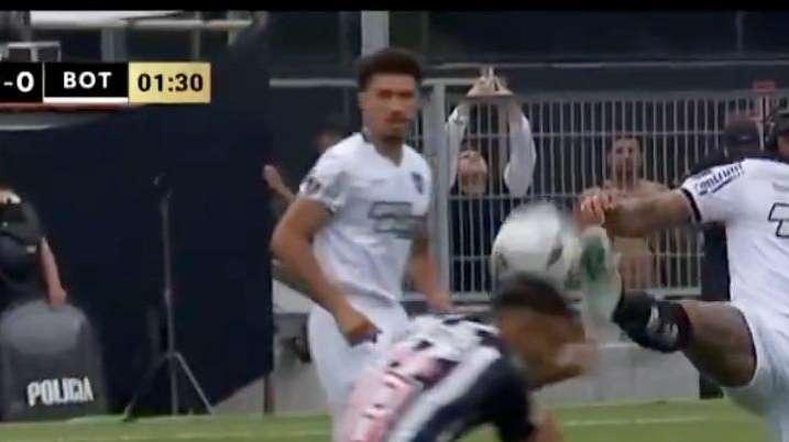 Incredibile in Libertadores: colpisce al volto l'avversario, Botafogo in 10 dopo 90 secondi