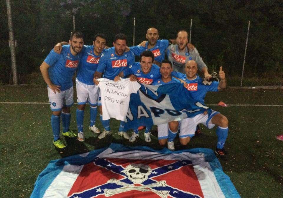 Vincono un torneo di calcio a sette a Genova con le maglie del Napoli. La storia della FD Napoli