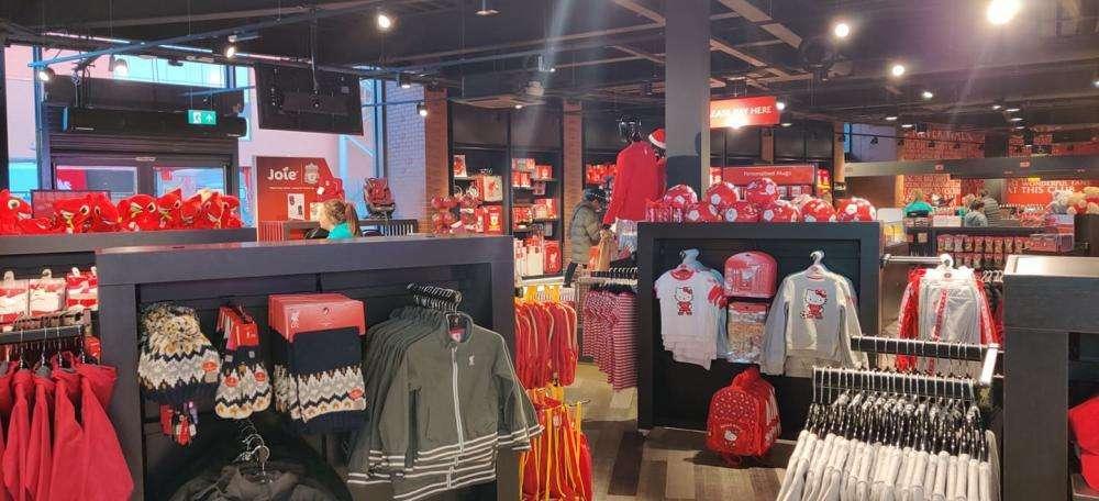FOTO TN - Liverpool, merchandising da top club: lo store all'esterno di Anfield