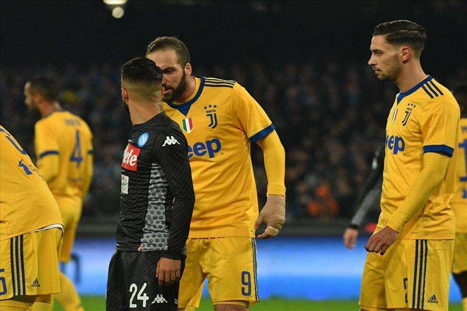 FOTO - Insigne-Higuain, la SSC Napoli immortala le scintille tra i due ex compagni
