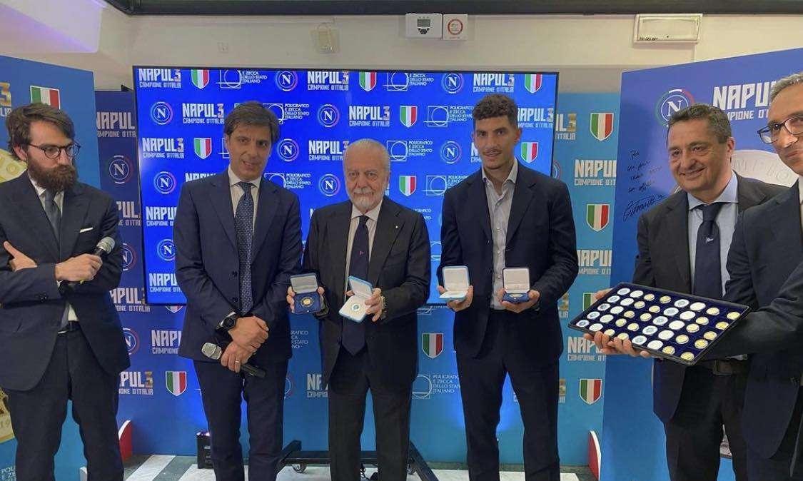FOTO - ADL presenta le medaglie per lo Scudetto: "E' il riscatto di Napoli! Mai più mani su città, siamo rinati!"