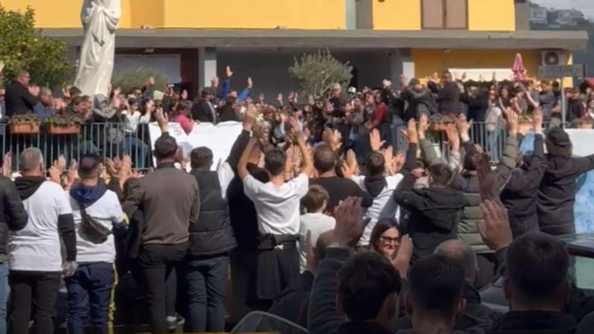 In centinaia ai funerali del piccolo Diego: striscioni, bandiere e maglie del Napoli