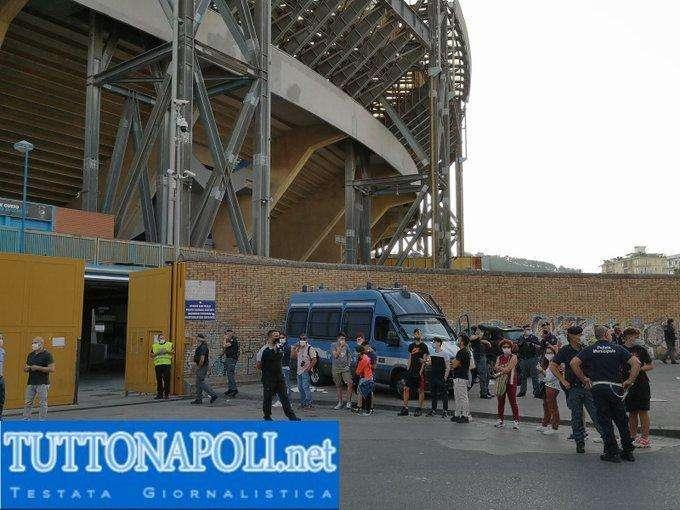 FOTO TN - Allenamento finito, ma Gattuso è ancora al San Paolo: i tifosi all'esterno lo aspettano