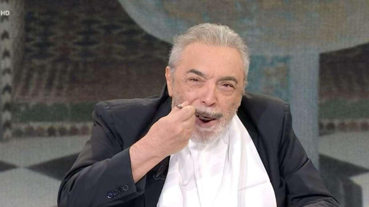 FOTO - Frassica 'imita' Paolantoni: mangia pasta e fagioli per salvezza Messina, ma vestito