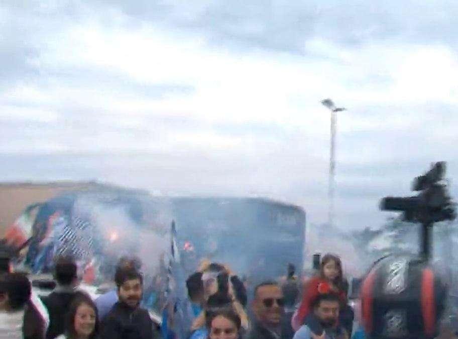 FOTO - Il pullman del Napoli parte da Pozzuoli: centinaia di tifosi a bordo strada