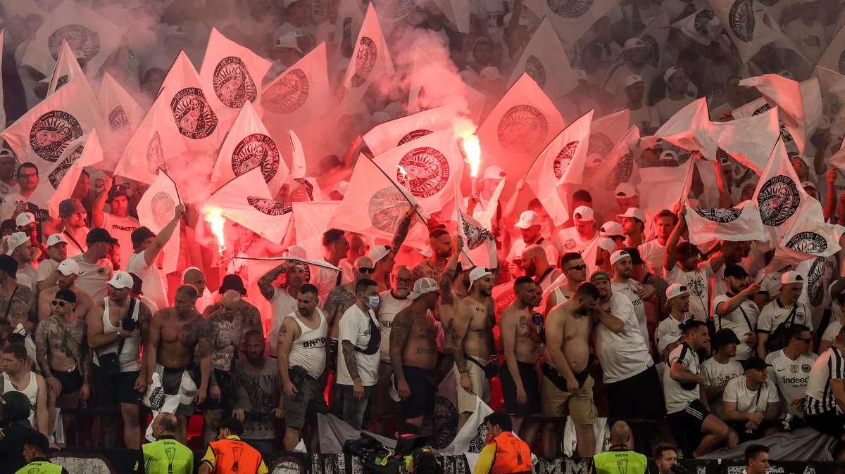 Clamoroso, il TAR accoglie il ricorso dell’Eintracht: via libera ai tedeschi a Napoli!
