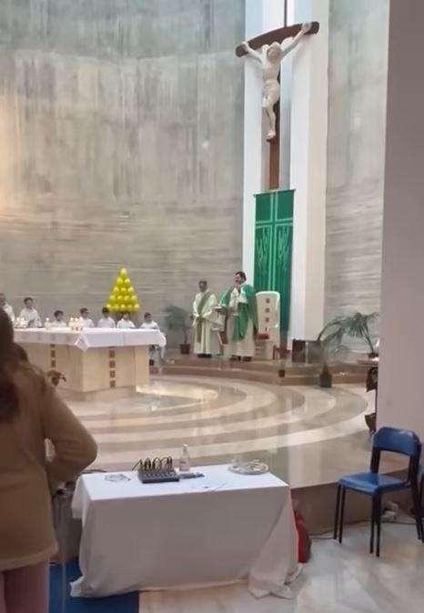 VIDEO - A Lago Patria Don Rocco chiude la messa con un 'Sempre Forza Napoli'