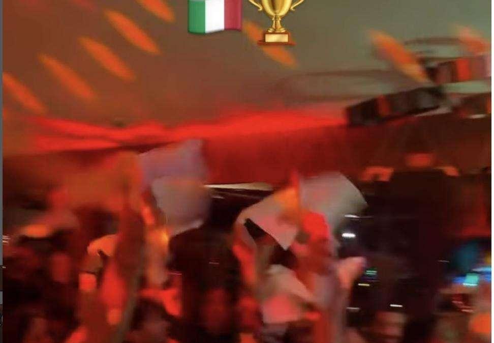 Cena di Natale, parte ‘O surdato ‘nnammurato e si scatena la festa del Napoli