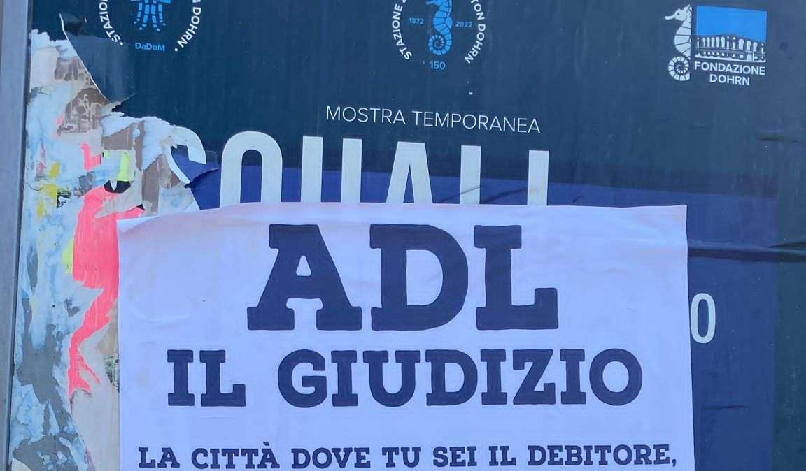 FOTO - "Giudica te stesso e sparisci!", altro striscione in città contro ADL