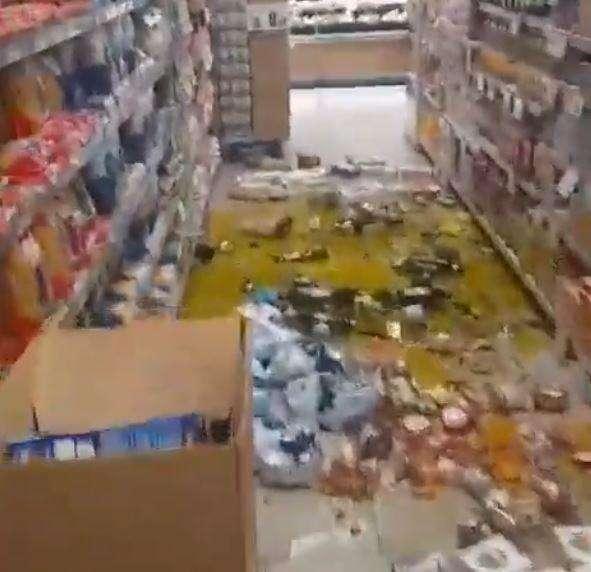 Teremoto ai Campi Flegrei, in un supermercato si ribaltano gli scaffali