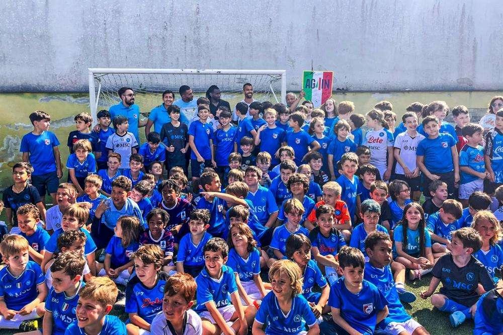 Anguissa, Spinazzola e Juan Jesus in visita alla scuola calcio dei loro figli: regali per i papà