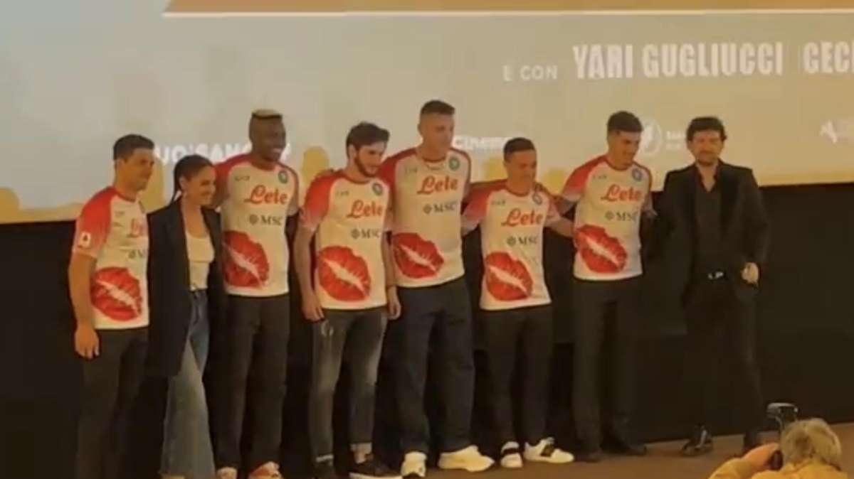 Simeone, Osimhen, Kvara, Gollini, Raspadori e Di Lorenzo all'anteprima del nuovo film di Siani: “Faremo di tutto per rendere i tifosi orgogliosi e felici”