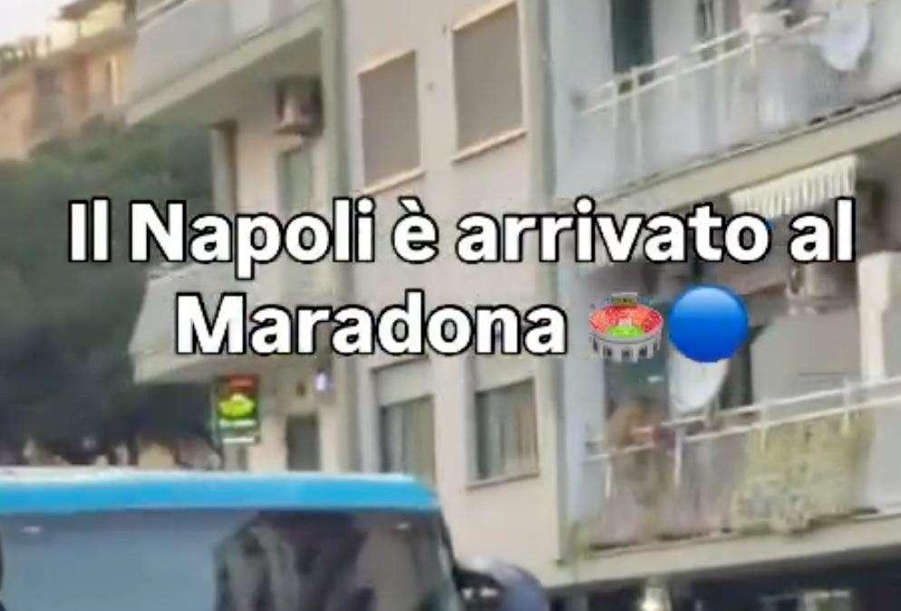 Il pullman del Napoli è arrivato al Maradona: calda accoglienza dei tifosi