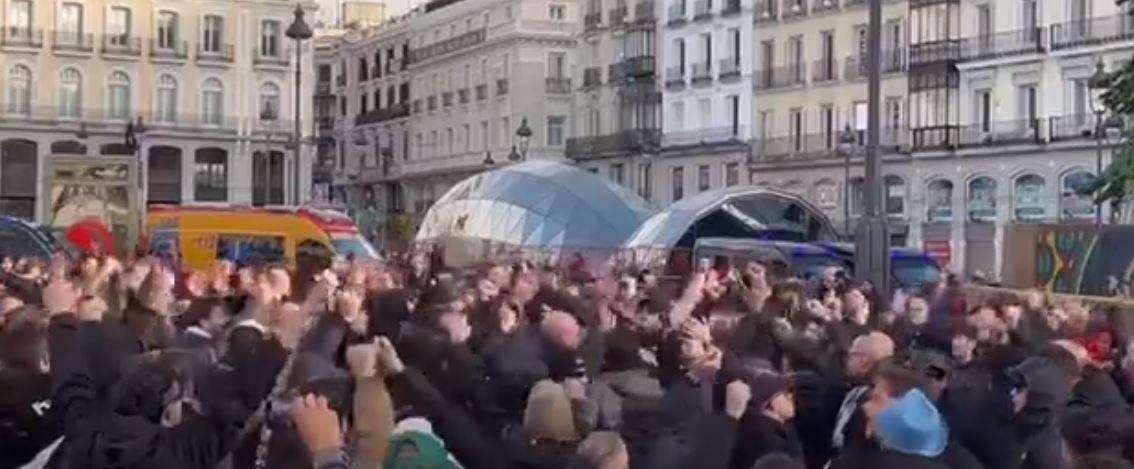 VIDEO - Che atmosfera a Madrid, il coro dei napoletani: “Nostra amata maglia”"