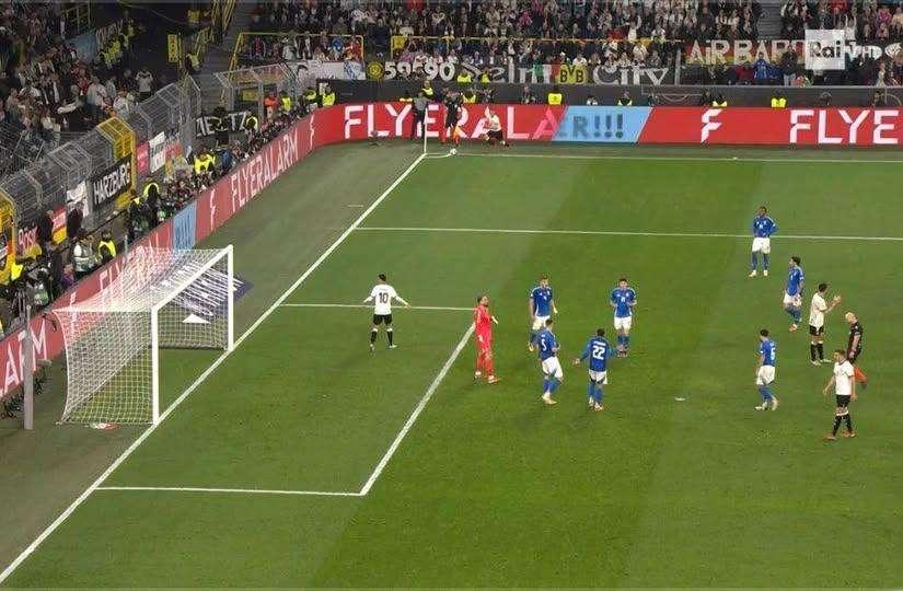 Italia, che figuraccia! Gli azzurri protestano, la Germania fa gol a porta vuota