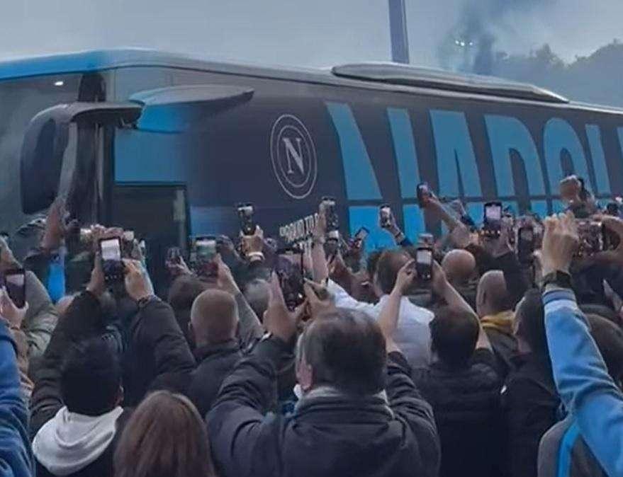 Napoli-Torino, che accoglienza per gli azzurri! Atmosfera da brividi all'arrivo del pullman 