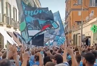 Centenario Napoli, corteo in movimento: migliaia di tifosi verso la Rotonda Diaz